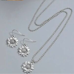 Silver Daisy Necklace & Earrings Set